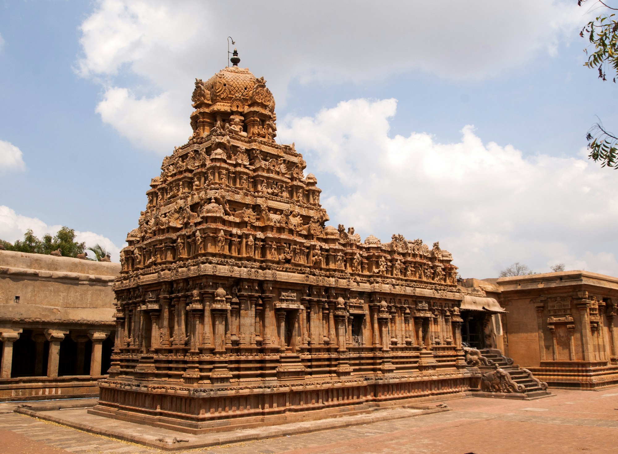 Brihadeeswarar Temple in Thanjavur, UNESCO World Heritage Site._thanjavur tour packages